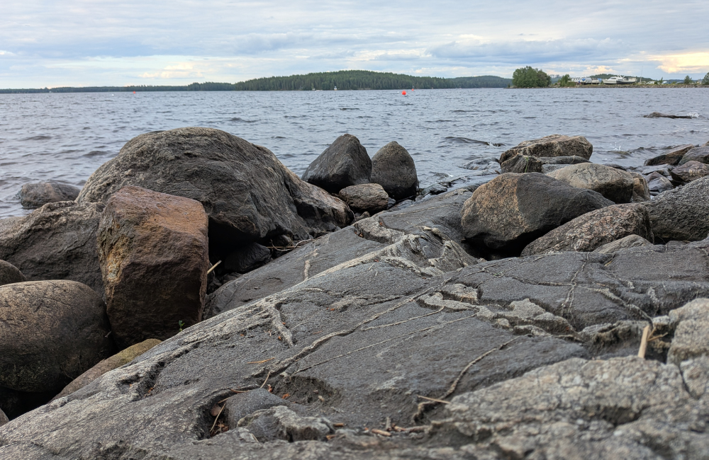 Kuvassa rantakalliota ja Kallavesi taustalla.