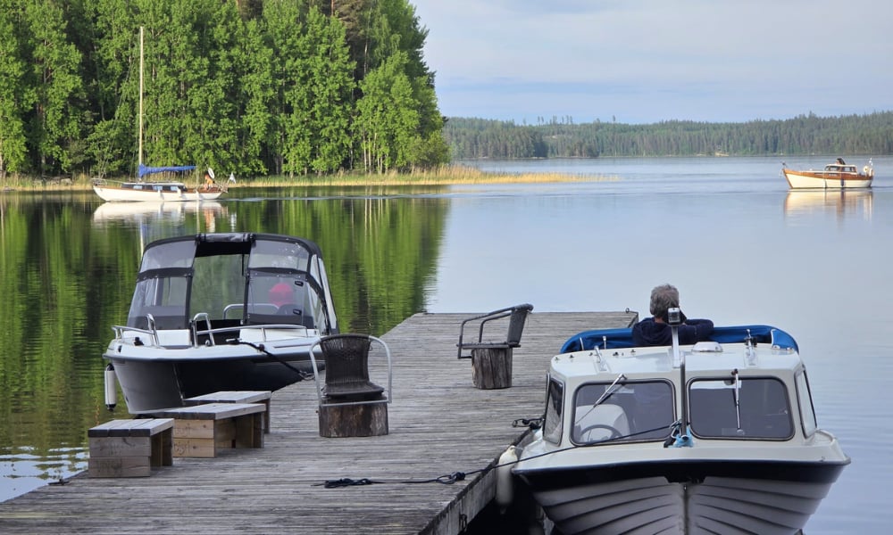 Kuvassa veneitä ja laituri Kallaveden rannassa