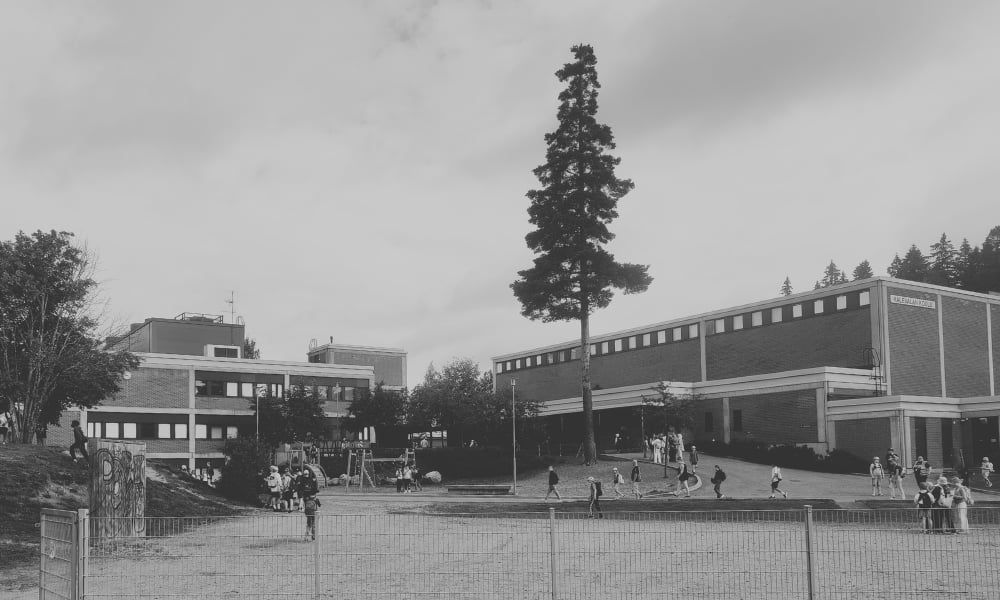 Mustavalkoisessa kuvassa Kuopion Kalevalan koulu